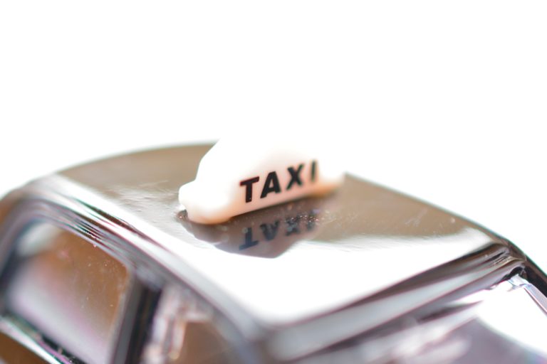 タクシーに20分乗ったらだいたいいくら？