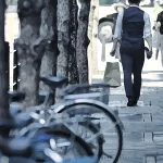 なぜ歩行者は右側通行なのか？