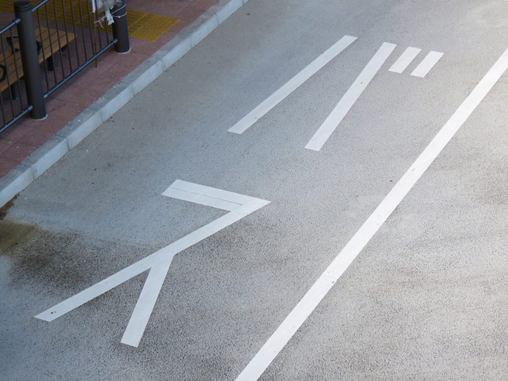 バス専用レーンでの左折方法と取り締まり対策