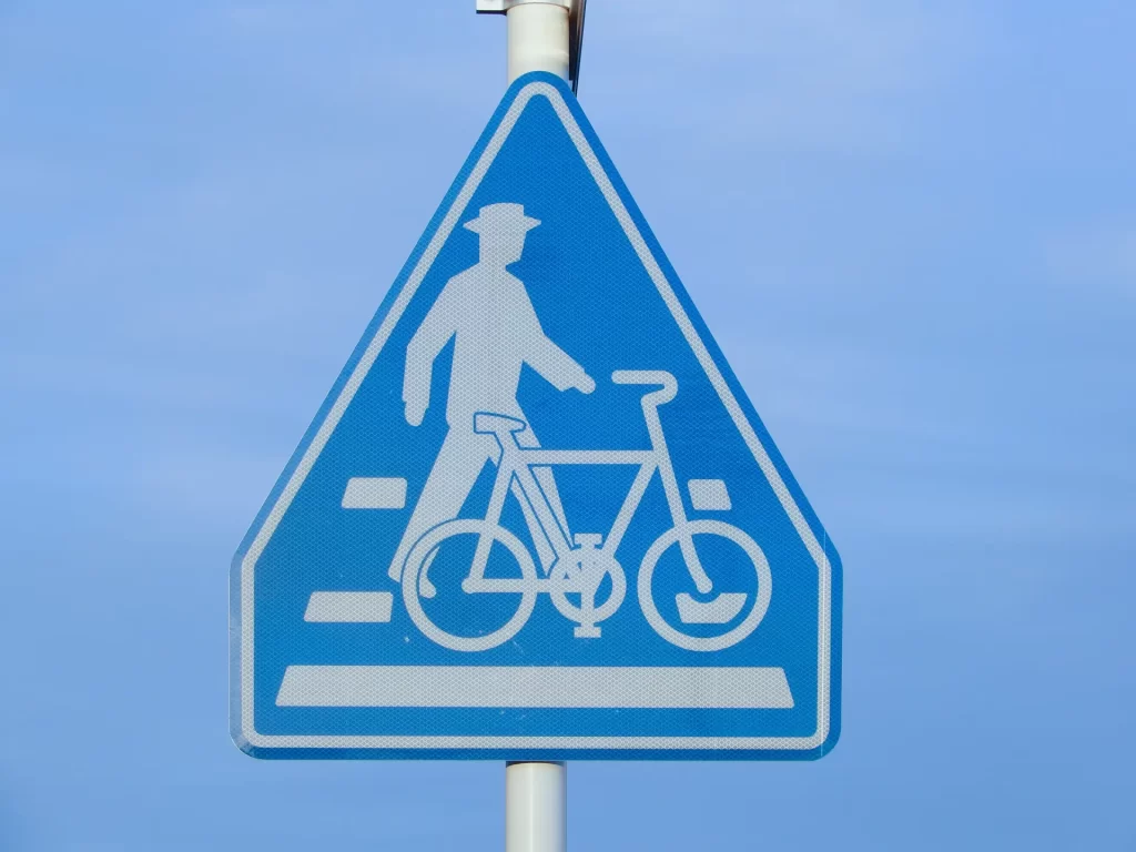 自転車横断帯と自転車専用道路の違い