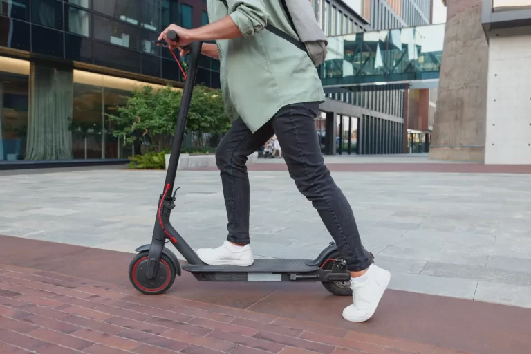 電動キックボードは駐輪場に止められる？