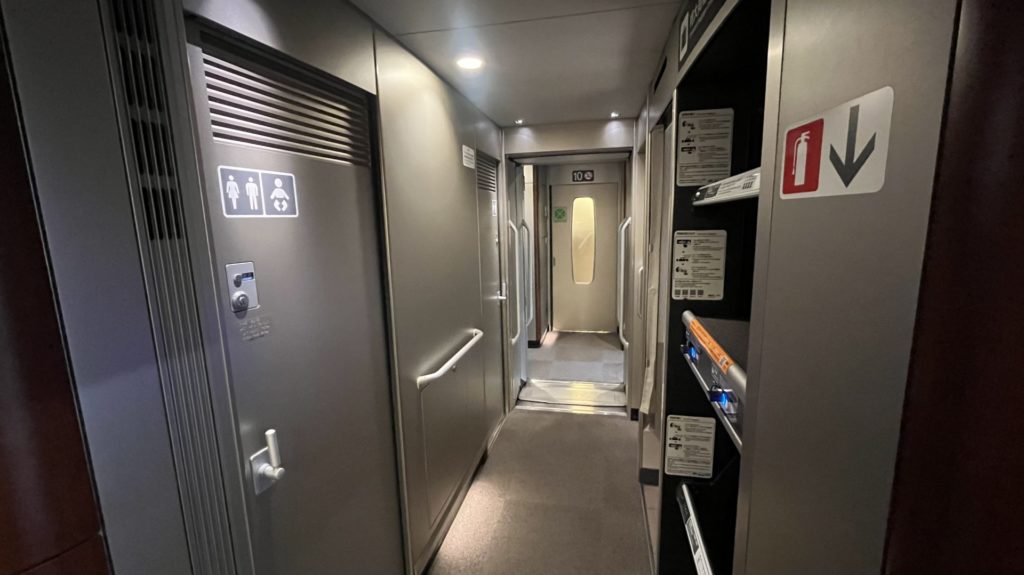 新幹線でヘアアイロンを使うときは周囲のことを考えて