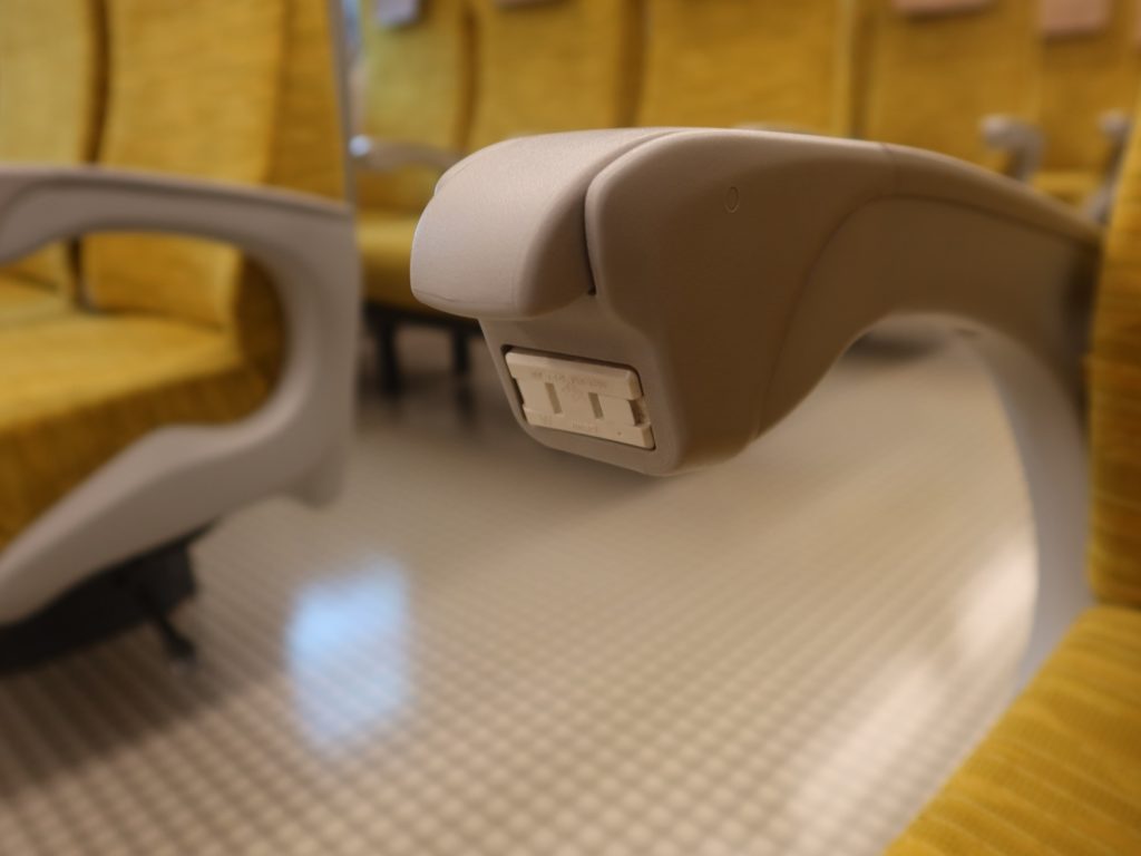 新幹線にもコンセントはあるが・・・